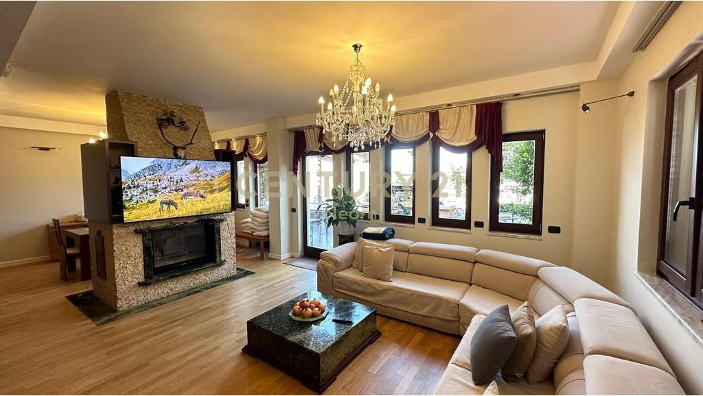 Appartamento 3+1+3 Penthouse con Vista Panoramica in Vendita da Tirana Neom142074