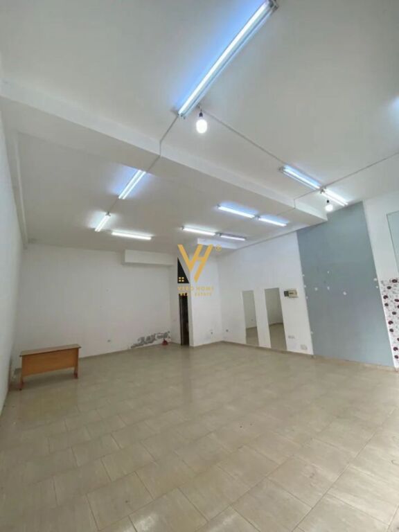 JEPET AMBIENT BIZNESI 61 M2 ME QERA NE YZBERISHT 650 EURO