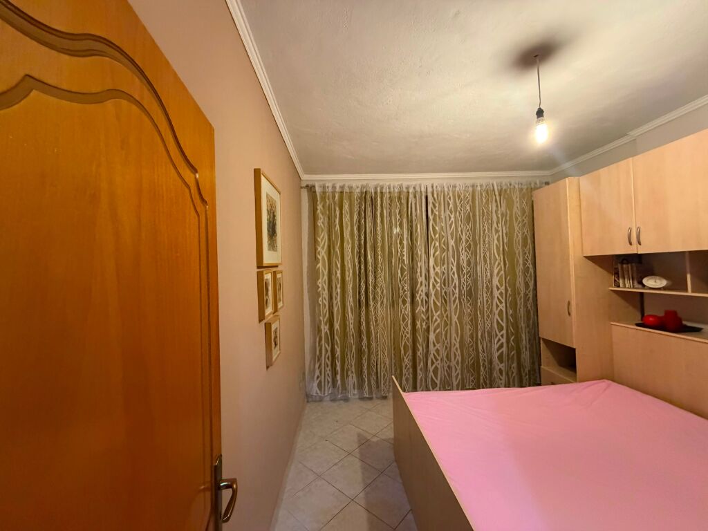 Jepet me qera, Apartament 1+1, Në Shkëmbin e Kavajës – Pranë Hotel Anfora.