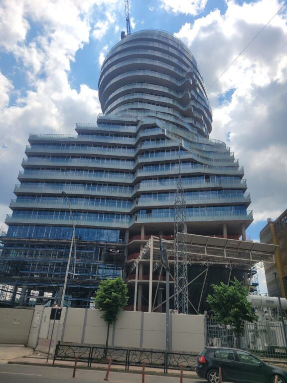 🏙️ **Shitet Apartament 1+1 te TIRANA'S ROCK – Sheshi Skënderbej, Tiranë**