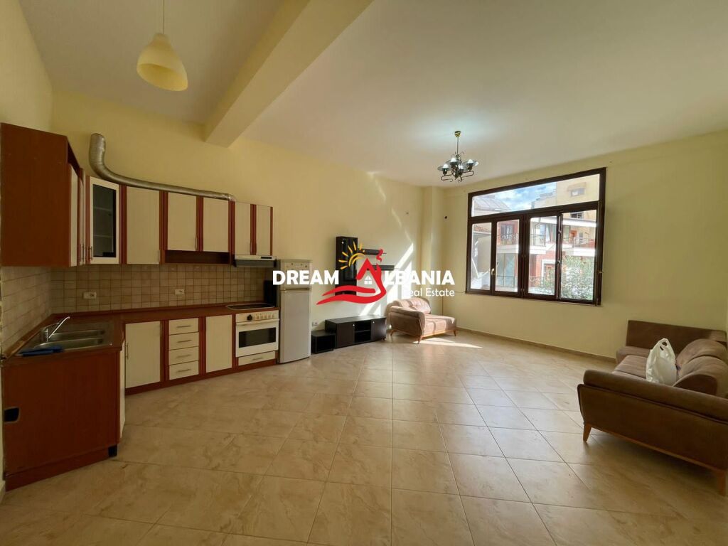 Office space for rent near the roundabout of the Commune of Paris, Tirana (ID 42611551)