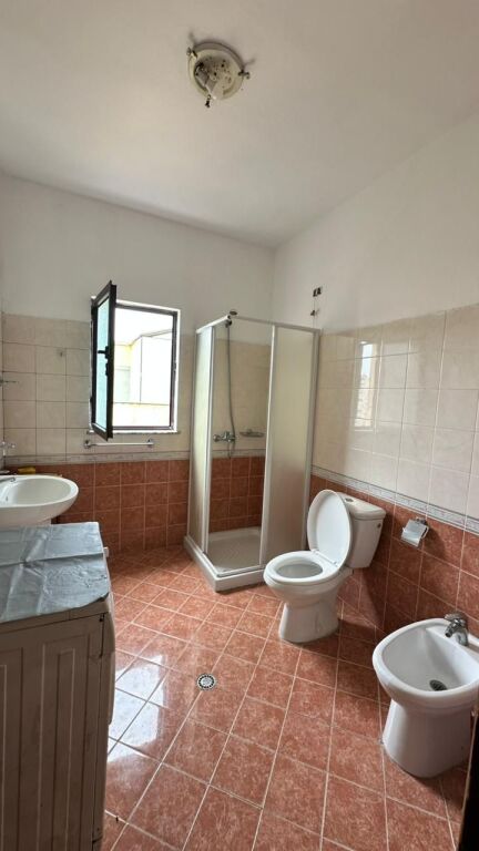 Jepet me Qira Apartament 1+1 pranë Kazazit, Durrës