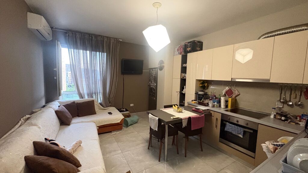 Shitet apartament 1+1 i mobiluar tek Ish Fusha e Aviacionit
