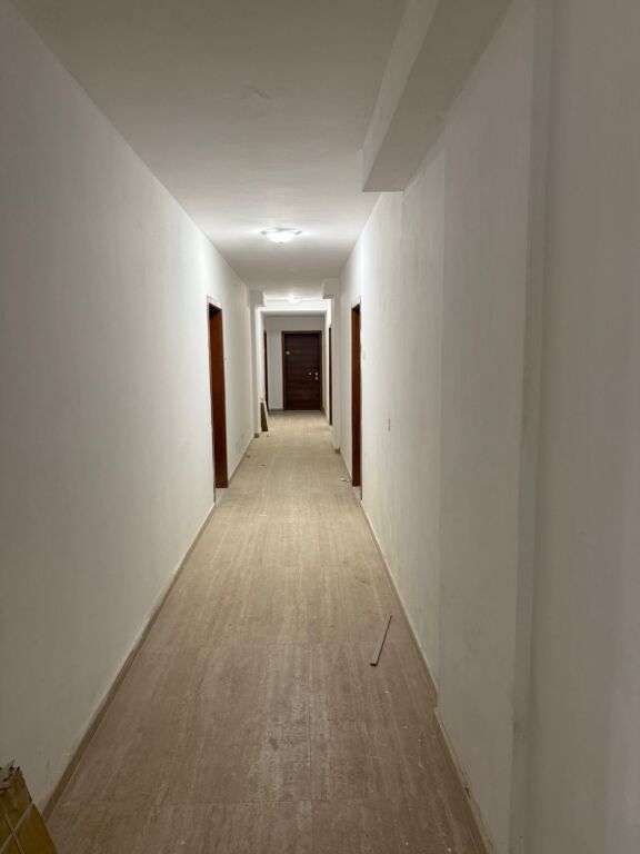 Jepet me qira dhe Shitet apartament 2+2+ ballkon Laprake