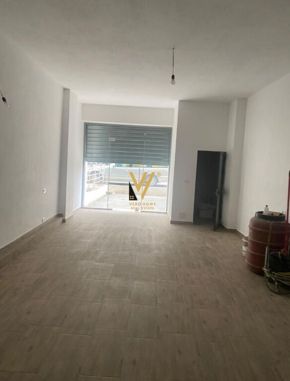 NEGOZIO IN VENDITA 50 M2 NEL PALAZZO CON FRECCIA 187.000 EURO
