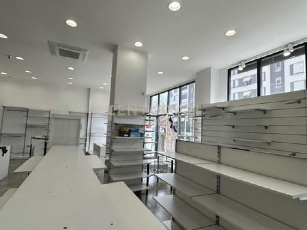 VIA 5-MAJI, COMMERCIALE IN VENDITA