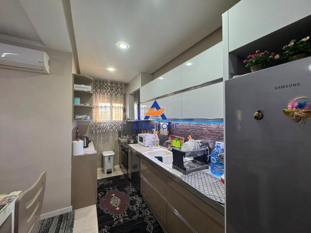 VENDESI APPARTAMENTO 3+1+BALCONE "YZBERISHT" 250.000 EURO