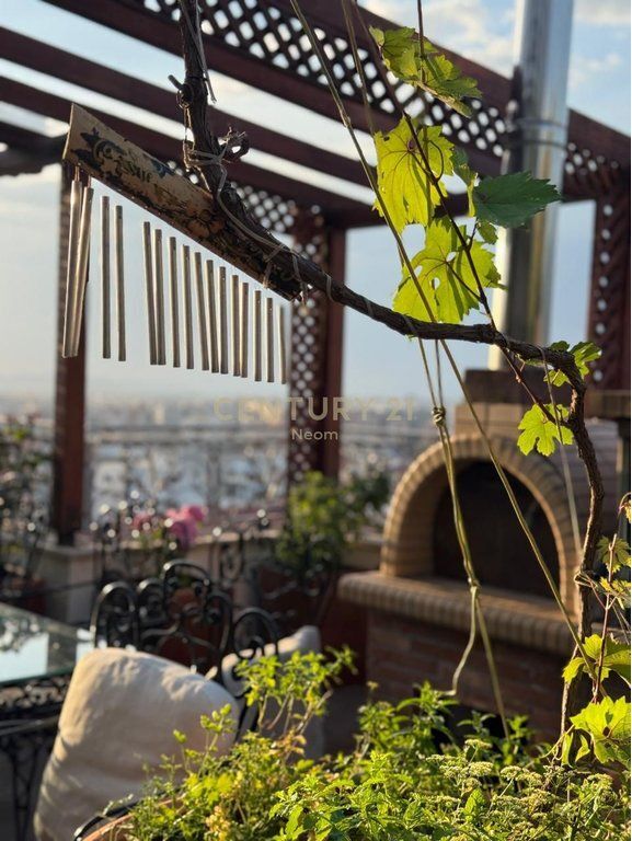 Appartamento 3+1+3 Penthouse con Vista Panoramica in Vendita da Tirana Neom142074