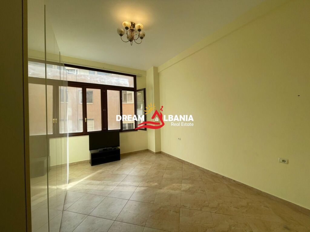 Office space for rent near the roundabout of the Commune of Paris, Tirana (ID 42611551)