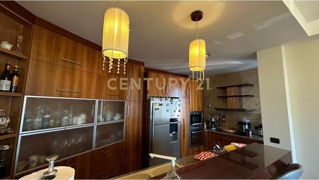 Appartamento 3+1+3 Penthouse con Vista Panoramica in Vendita da Tirana Neom142074