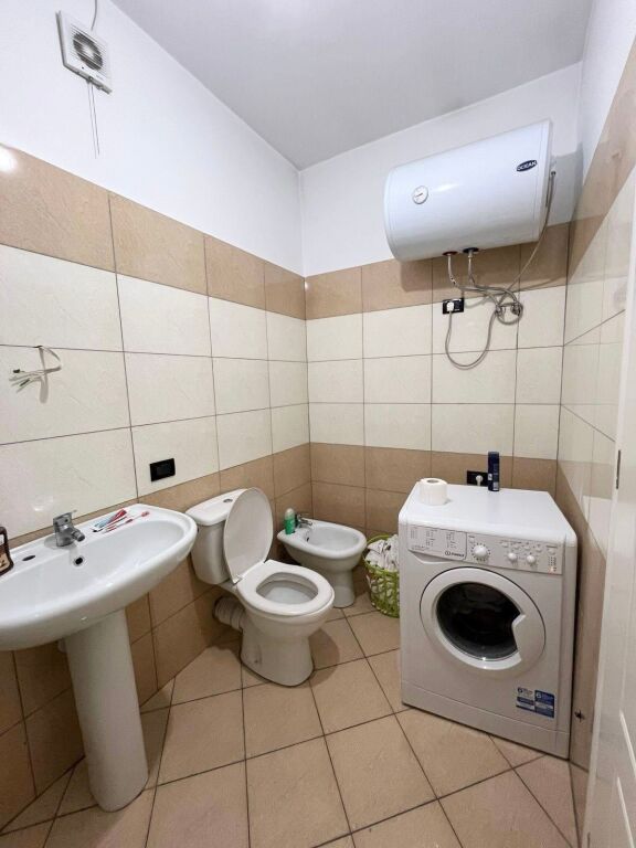 Jepet me qira apartament komod 2+1 në zonën e Freskut prane furre buke EUROPA!