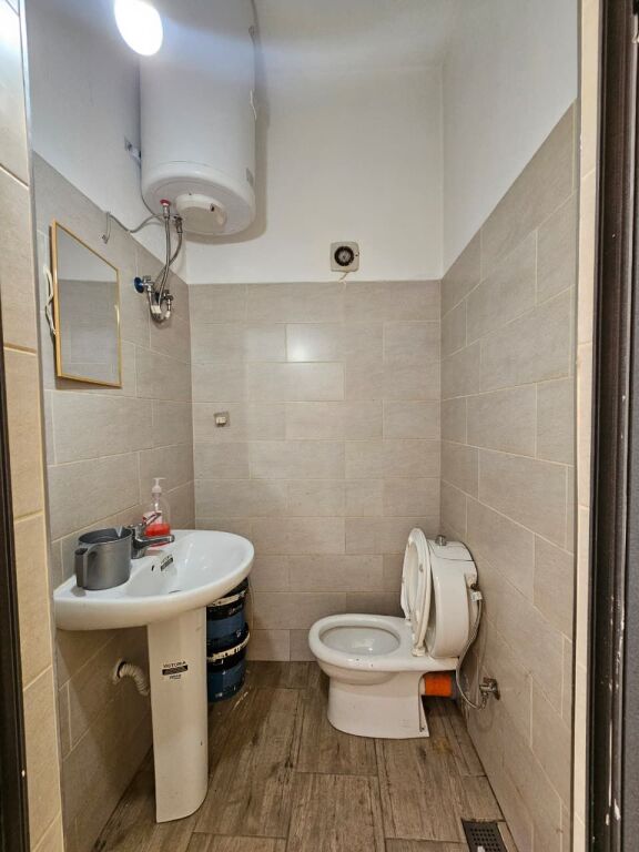 locale commerciale in vendita, presso il palazzo con frecce, 187000 euro