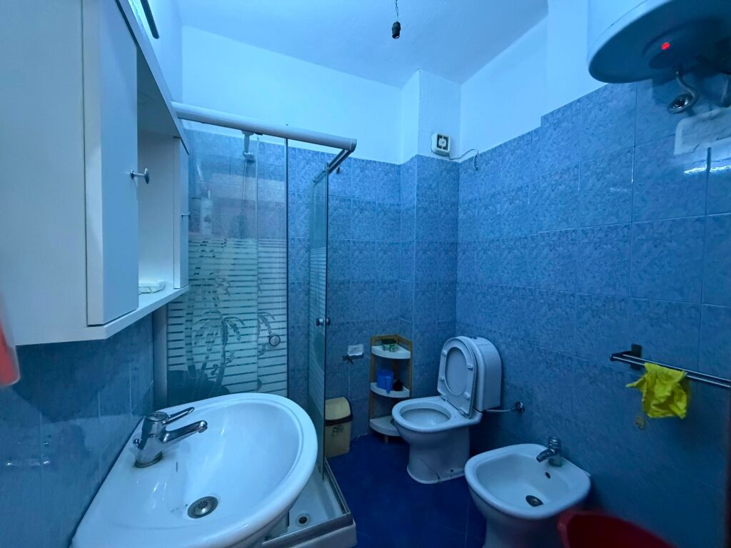 Jepet me qera, Apartament 1+1, Në Shkëmbin e Kavajës – Pranë Hotel Anfora.