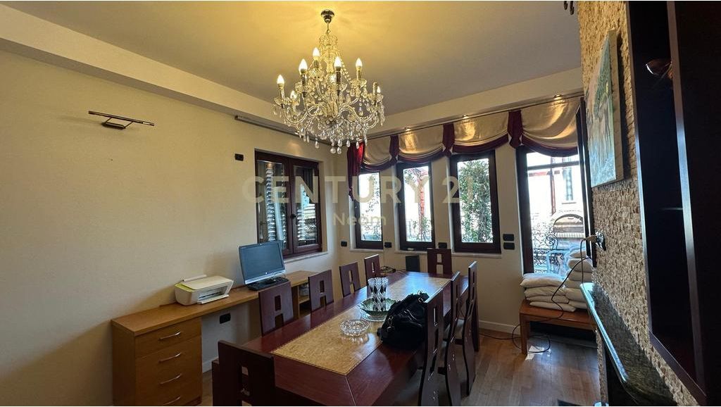 Appartamento 3+1+3 Penthouse con Vista Panoramica in Vendita da Tirana Neom142074