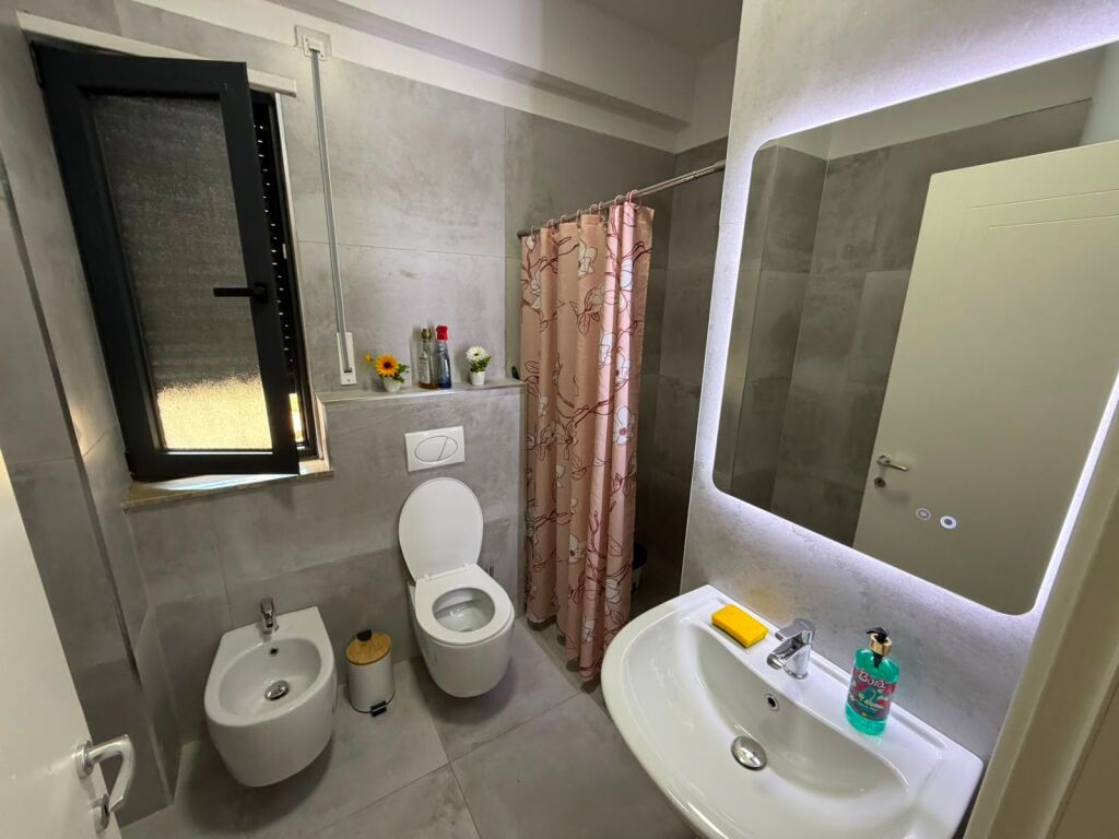 🏡 Jepet me qera 1+1 📍 Astir, Kompleksi Oasis💰 50.000 lekë/muaj