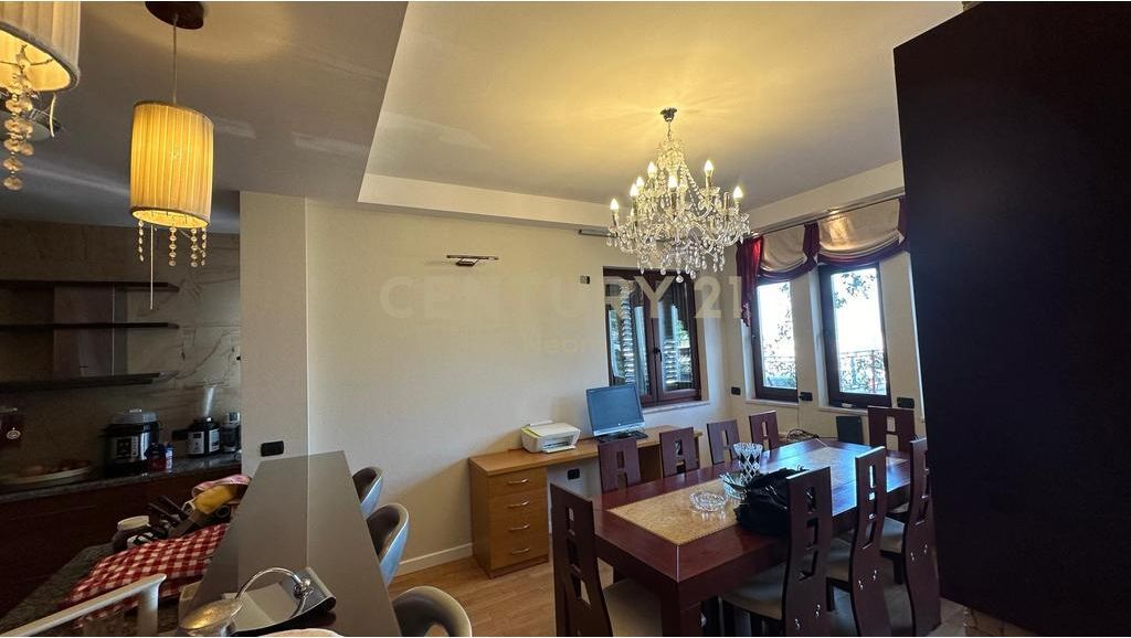 Appartamento 3+1+3 Penthouse con Vista Panoramica in Vendita da Tirana Neom142074