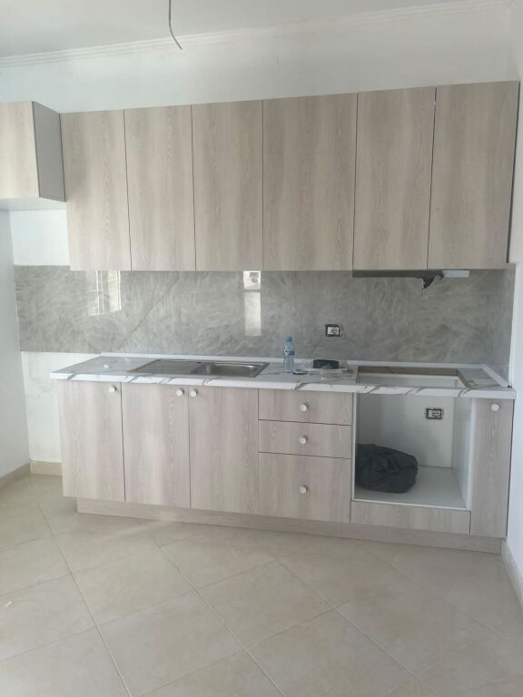 Shitet Apartament 1+1 Golem