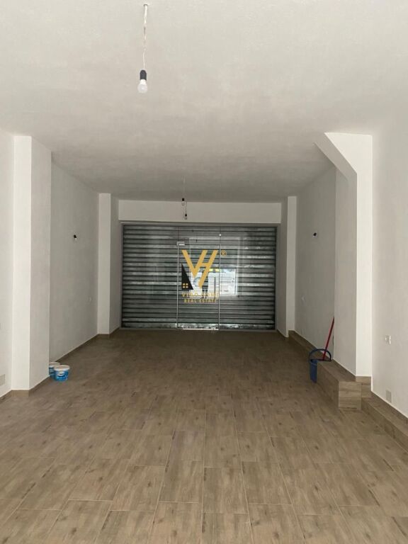 NEGOZIO IN VENDITA 50 M2 NEL PALAZZO CON FRECCIA 187.000 EURO