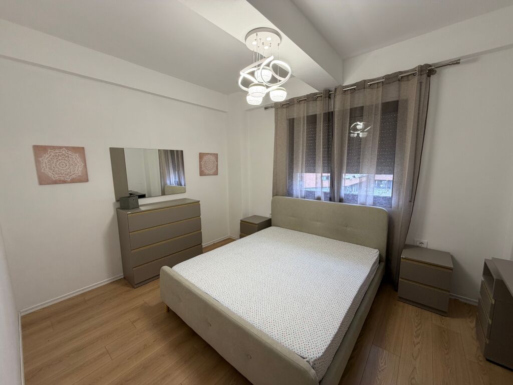 🏡 Affittasi 1+1 al Complesso Oasis, Astir  ✨ Appena arredato 🛏️ Con guardaroba 📐 70 m² 🏢 2° piano, palazzo nuovo con ascensore 📍 Astir, Complesso Oasis 💰 55.000 lek/mese   