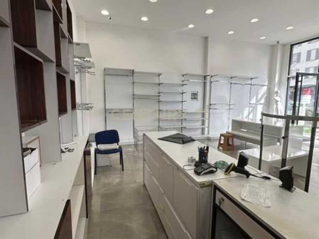 VIA 5-MAJI, COMMERCIALE IN VENDITA