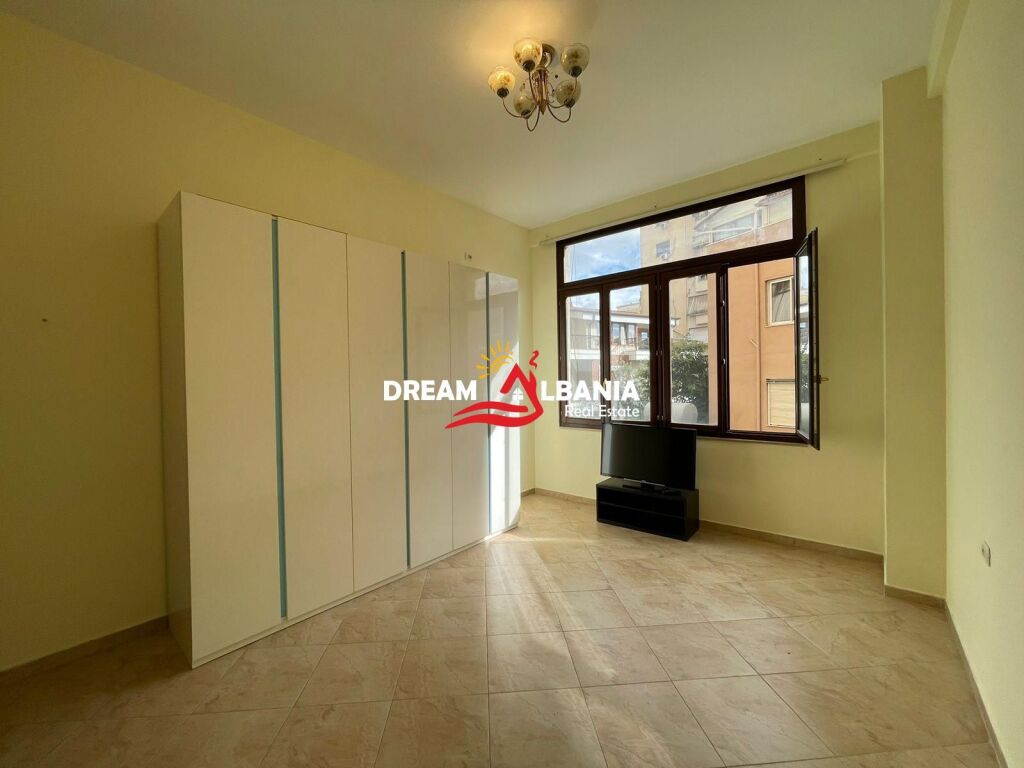 Office space for rent near the roundabout of the Commune of Paris, Tirana (ID 42611551)