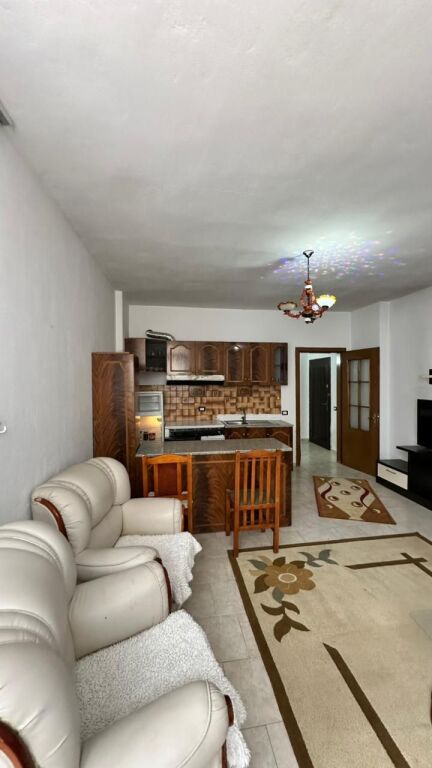 Jepet me Qira Apartament 1+1 pranë Kazazit, Durrës