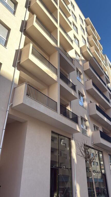Jepet me qira dhe Shitet apartament 2+2+ ballkon Laprake