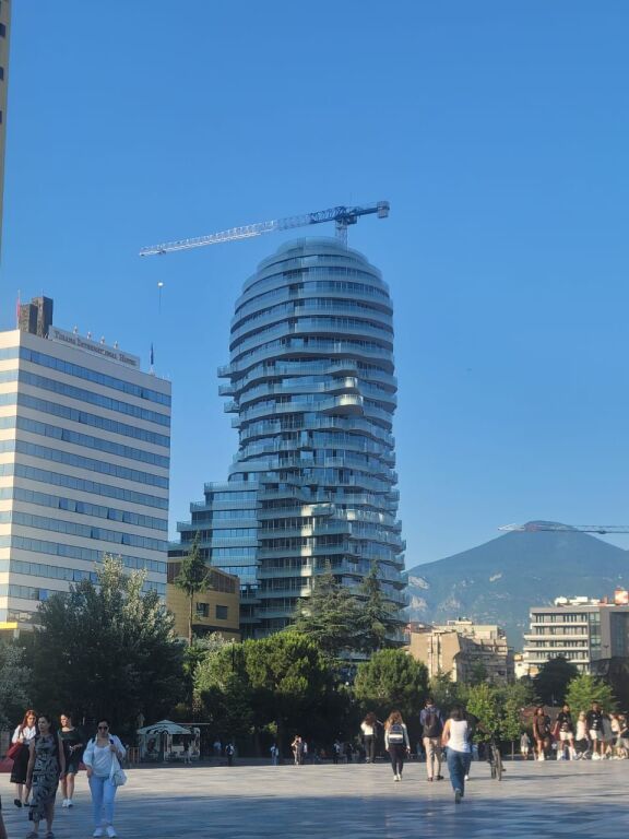 🏙️ **Shitet Apartament 1+1 te TIRANA'S ROCK – Sheshi Skënderbej, Tiranë**