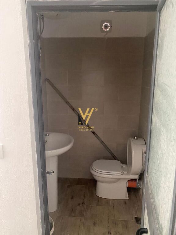 NEGOZIO IN VENDITA 50 M2 NEL PALAZZO CON FRECCIA 187.000 EURO