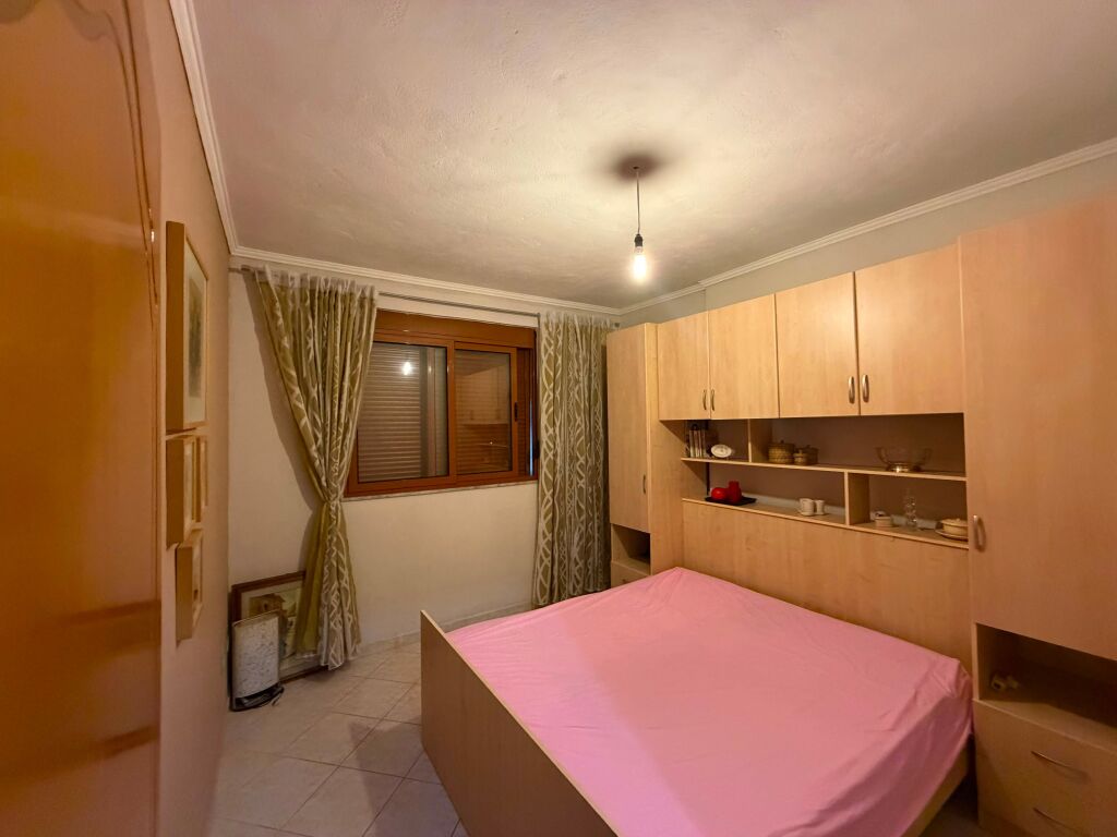 Jepet me qera, Apartament 1+1, Në Shkëmbin e Kavajës – Pranë Hotel Anfora.