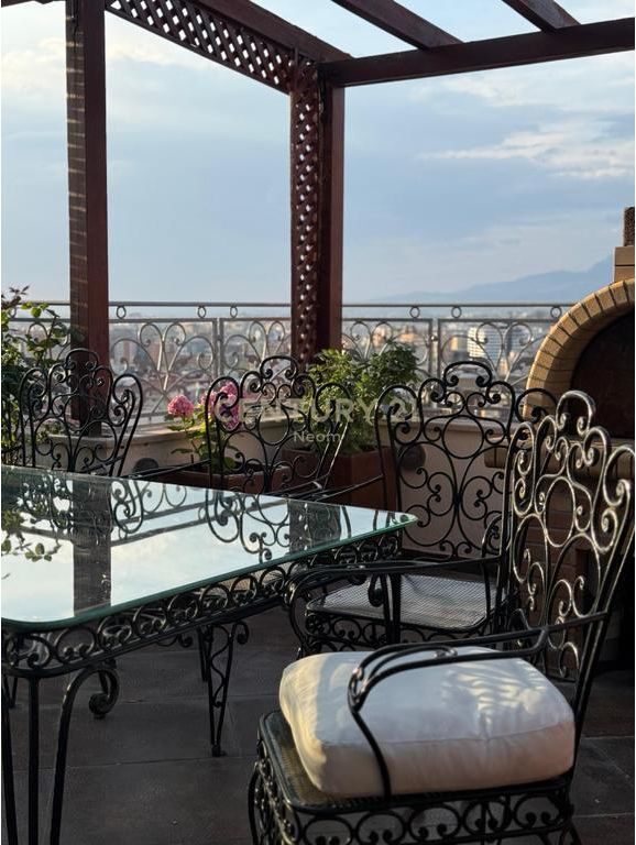 Appartamento 3+1+3 Penthouse con Vista Panoramica in Vendita da Tirana Neom142074