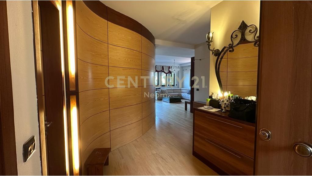 Appartamento 3+1+3 Penthouse con Vista Panoramica in Vendita da Tirana Neom142074