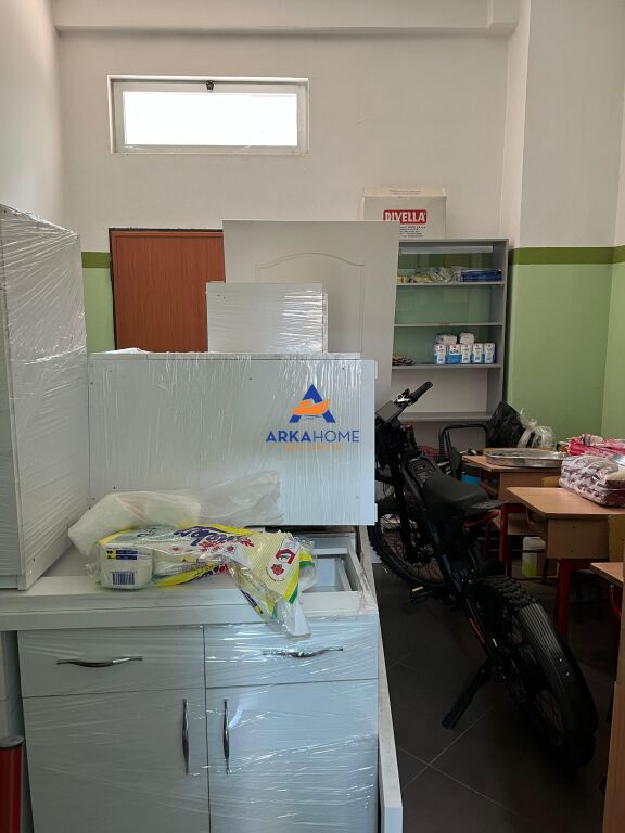 LOCALE COMMERCIALE IN AFFITTO 160M2 "RRUGA RIZA CEROVA, VICINO ALLA SCUOLA 4 DESHMORET" 120.000 LEKE