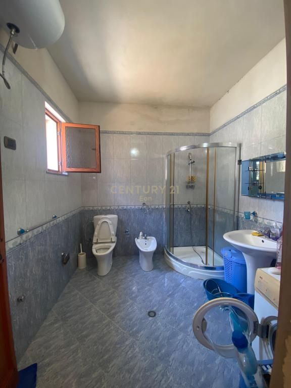 SHITET SUPER VILE NE ZONEN E SPITALLES,DURRES !!