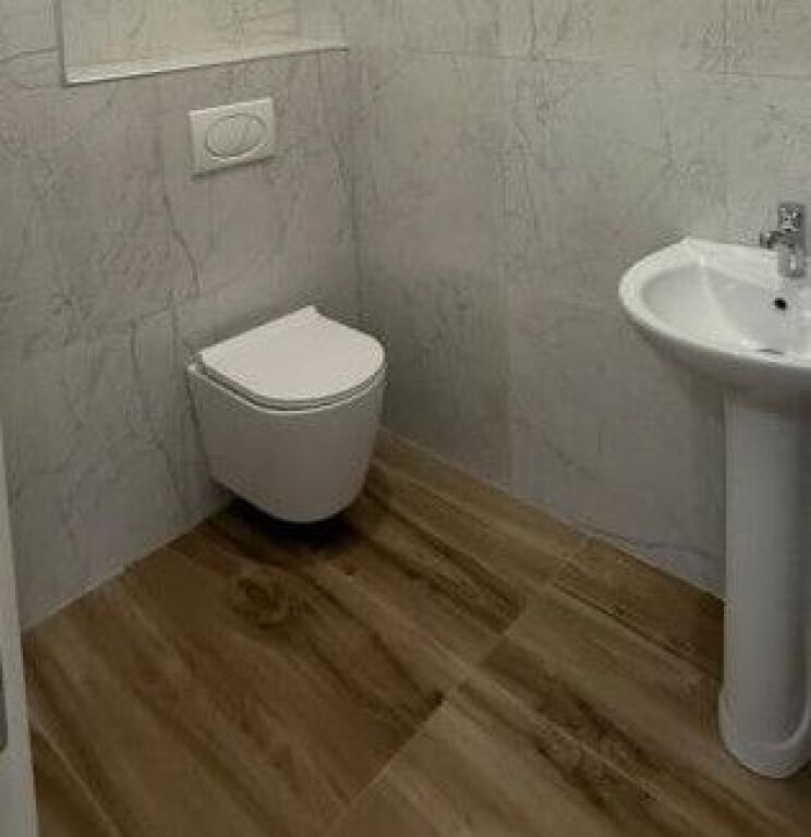 Jepen me qira ambiente biznesi në qendër, pranë Kafe Flora