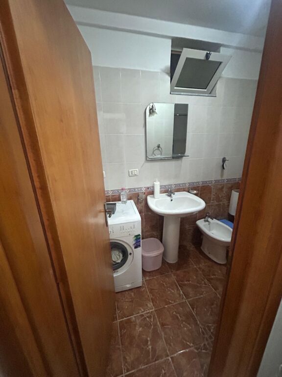Tirane, jepet me qera garsoniere,Kati 1, 32 m² 300 € (astir)