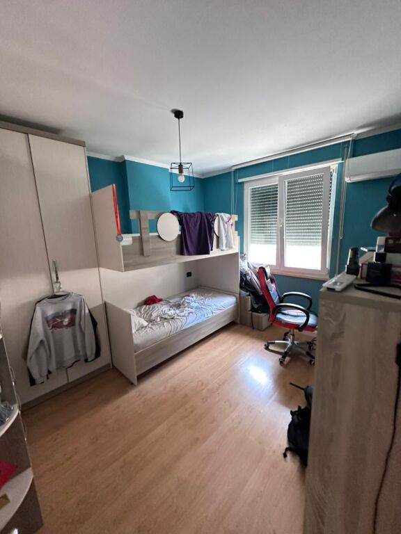 VENDESI APPARTAMENTO 2+1+2 VICINO ALLA SCUOLA MIGJENI, DURRËS
