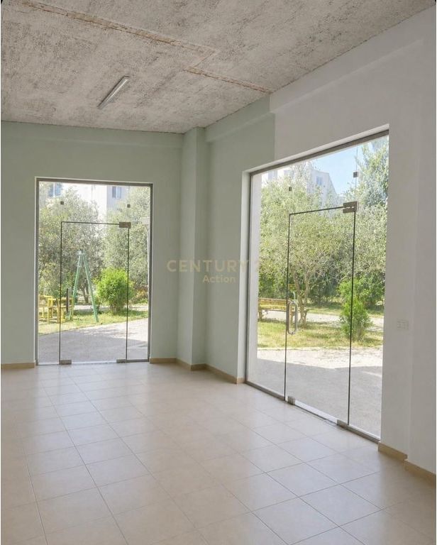 🏢 Locale Commerciale in Vendita con Possibilità di Conversione in Residenziale – Città Studentesca, Tirana