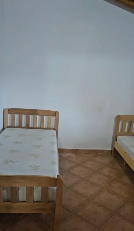 AFFITTASI 2+1 IN VIA SIRI KODRA, VICINO ALL'HOTEL MERIDIAN, 450 EURO