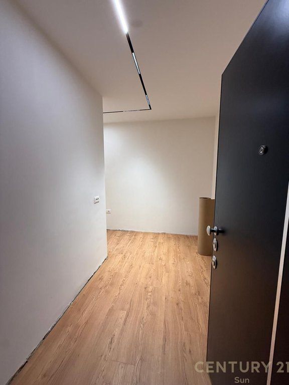 APPARTAMENTO 2+1+2 IN AFFITTO PER UFFICI, PRESSO L'EX ESPOSIZIONE, TIRANA! 1.300 € /Mese