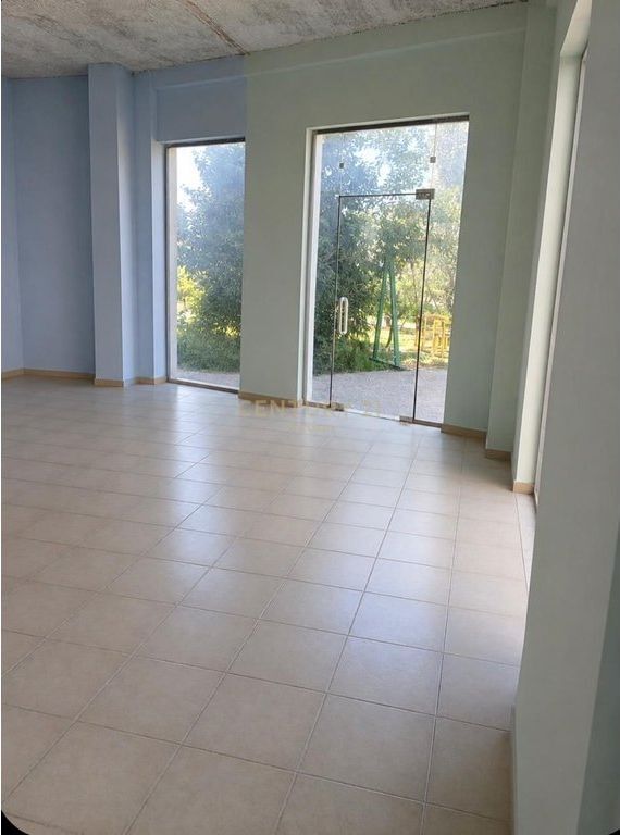 🏢 Locale Commerciale in Vendita con Possibilità di Conversione in Residenziale – Città Studentesca, Tirana