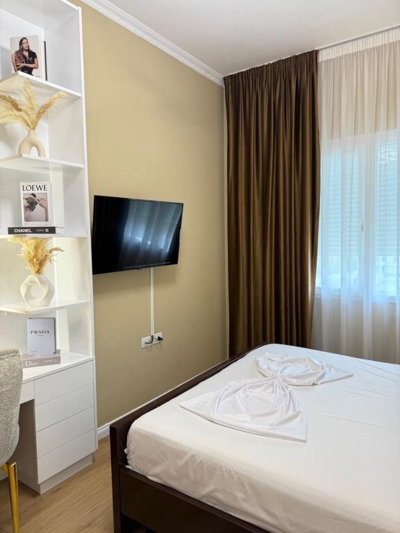 JEPET ME QIRA APARTAMENT 1+1  + POST PARKIMI KOPSHTI BOTANIK
