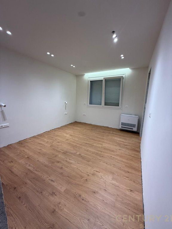 APPARTAMENTO 2+1+2 IN AFFITTO PER UFFICI, PRESSO L'EX ESPOSIZIONE, TIRANA! 1.300 € /Mese