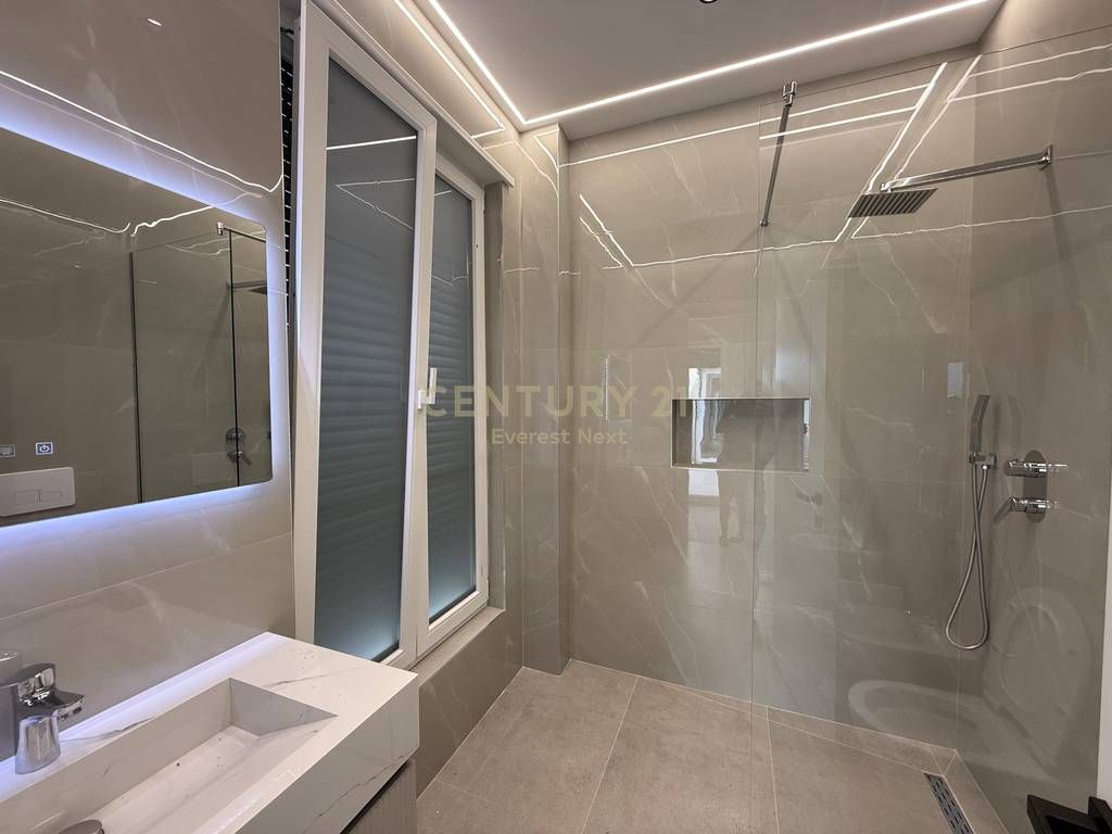Villa di Lusso in Affitto vicino al Lago di Prushi 3.500 € /Mese