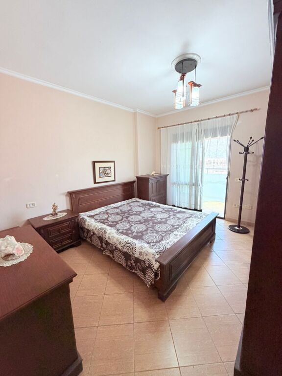 VENDESI APPARTAMENTO 3+1+2 VICINO AL MERCATO INDUSTRIALE, DURRËS