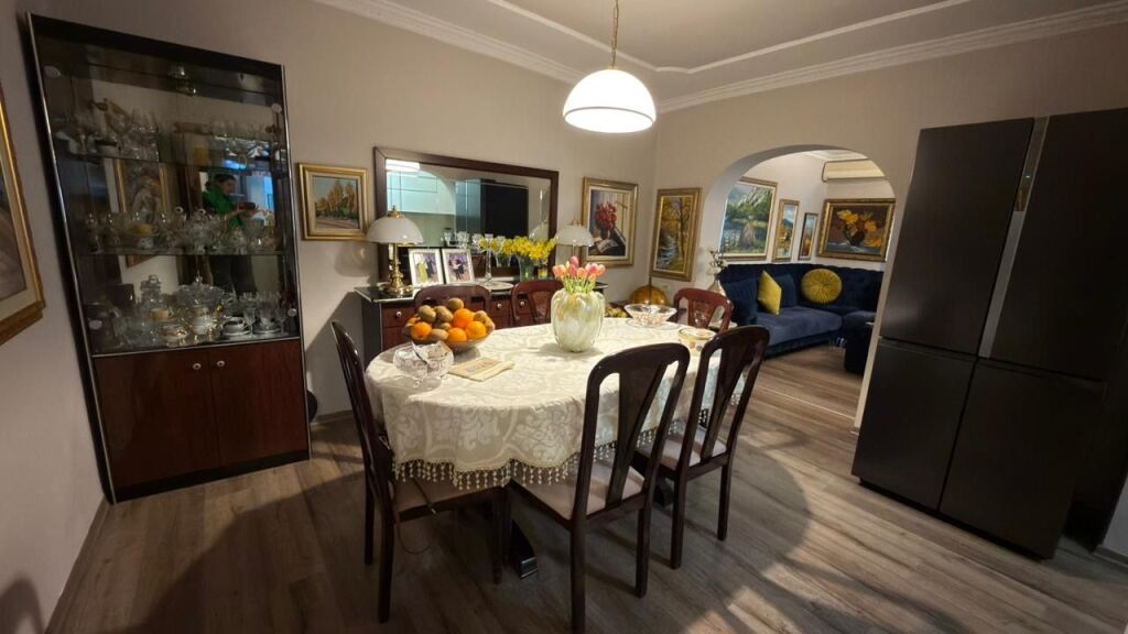 2+1, 4th floor without elevator, Kavaja street, 205 million lek