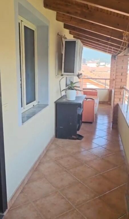 AFFITTASI 2+1 IN VIA SIRI KODRA, VICINO ALL'HOTEL MERIDIAN, 450 EURO