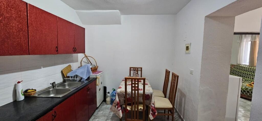 Apartament 1+1 per qira te Komuna e Parisit