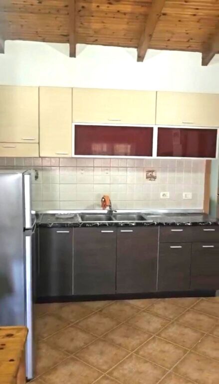 AFFITTASI 2+1 IN VIA SIRI KODRA, VICINO ALL'HOTEL MERIDIAN, 450 EURO