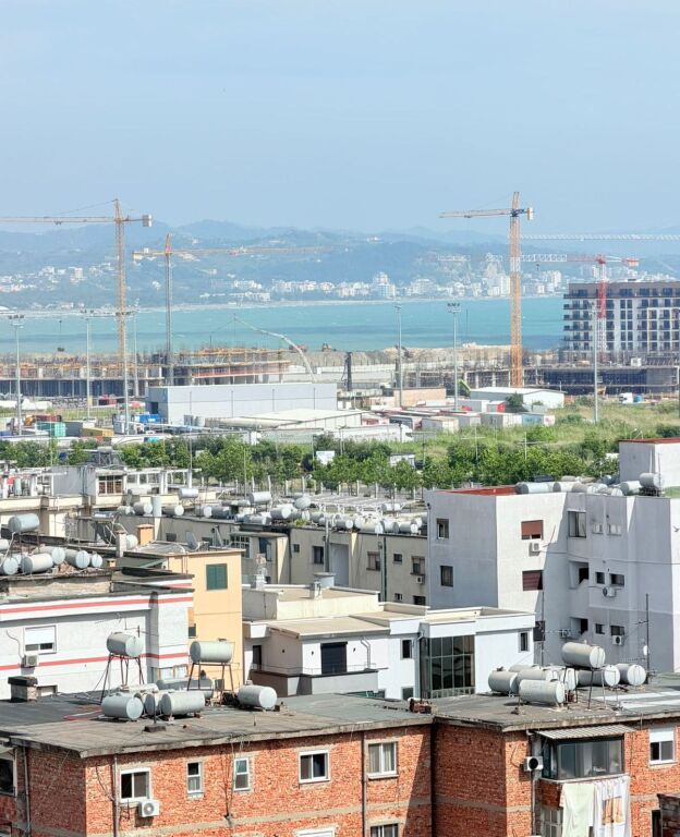 VENDESI APPARTAMENTO 3+1+2 VICINO AL MERCATO INDUSTRIALE, DURRËS